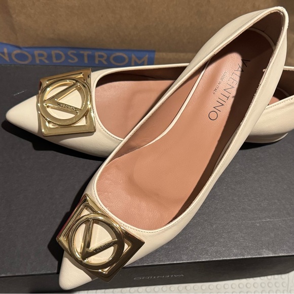 Valentino Elegant Cream Flats Sz 9 - Picture 9 of 9